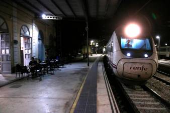 El tren Avant, a su llegada a la estación de Tortosa esta mañana. Foto: ACN