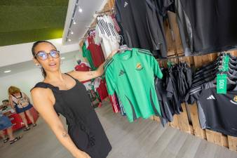 La camiseta verde se puso a la venta este miércoles en la Botiga del Nou Estadi y en la tienda digital del Nàstic. Foto: Ángel Ullate