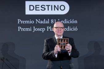 El argentino Jorge Fernández Díaz, con el Premio Nadal. Foto: EFE