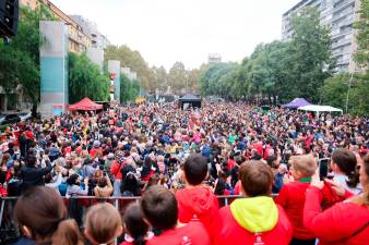 La Llibertat plena tot i el fred i amb el pilar de Xiquets al fons. Foto: A. M.