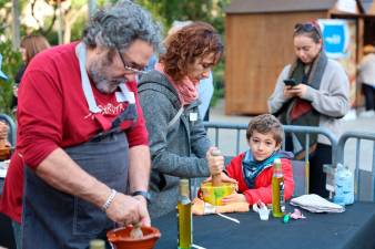 Jordi Bertran, en primer terme, ha estat el guanyador del primer concurs d’all-i-oli de la festa. Foto: Alba Mariné