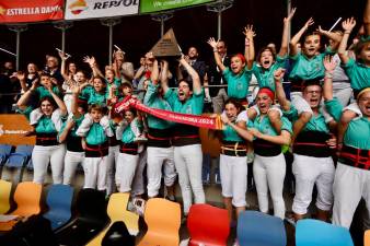 Els Castellers de Vilafranca reben el premi com a primers classificats. Foto: Marc Bosch