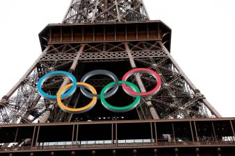 La Torre Eiffel con los cinco aros olímpicos. Foto: EFE