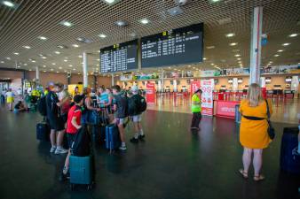 Pasajeros en el aeropuerto de Reus. Foto: Marc Bosch