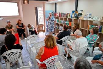 Gertri Adserà presentando a las conductoras de los clubs de lectura, ayer en la librería. Foto: Alfredo González