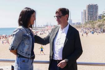 El primer secretario del PSC y candidato a la presidencia de la Generalitat Salvador Illa, y la portavoz del partido Nuria Parlón (i), este domingo en el paseo marítimo de Badalona. Foto: EFE