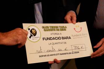 El cheque simbólico con la recaudación de los tickets. FOTO: Cedida