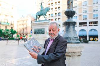 Enric Tricaz, con su libro, en la Plaça Prim de Reus. FOTO: Alba Mariné