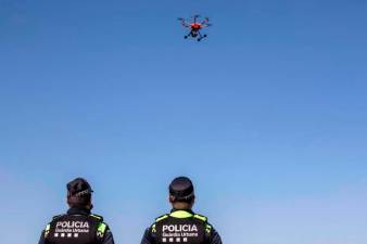 Dos agentes de la unidad en un vuelo de prueba con el dron. FOTO: cedida