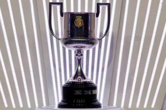 El trofeo de la Copa del Rey durante un sorteo. Foto: EFE