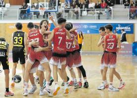 El Baxi Manresa celebra el pase a la fase final de Málaga durante la edición pasada de la primera fase en Tarragona. Foto: Pere Ferré