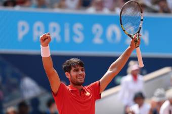 Carlos Alcaraz busca ante Novak Djokovic proclamarse como el campeón olímpico más joven de la historia. foto: efe