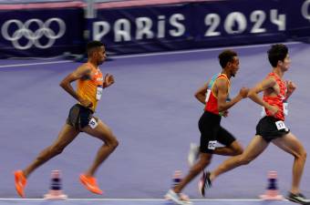 Abdessamad Oukhelfen, a la izquierda, durante los 10.000 metros de los Juegos Olímpicos de París. foto: efe