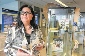 La profesora y doctora María Isabel Calle Romero, en el CRAI del Campus Catalunya, de la URV. Foto: Àngel Ullate