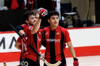 Los rojinegros celebrando un gol. foto: JUANJO VINYA/REUS DEPORTIU