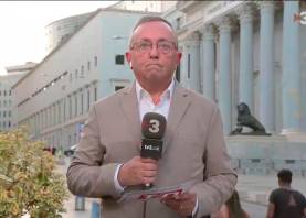 El periodista Josep Capella a les portes del Congrés dels Diputats. Foto: ACN