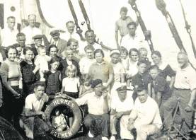Grup d’alemanys de la indústria de Flix evacuats pel comissari Mestres, amb G.M.Kleinschmidt a la dreta, cap local del partit nazi, a bord del vaixell Hermes, camí de Gènova.