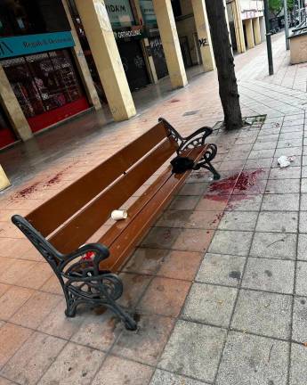 $!El banco de la avenida Catalunya, lleno de sangre de la víctima. Foto: cedida