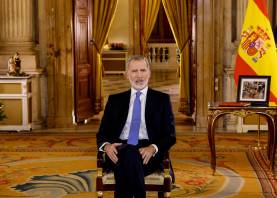 Felipe VI en su tradicional mensaje de Navidad, grabado en el Salón de Columnas del Palacio Real. Foto: EFE