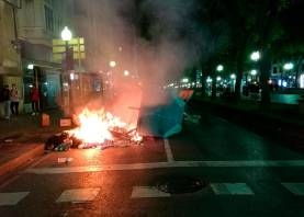 Contenedor ardiendo el 16 de octubre de 2019 en la Rambla Nova de Tarragona. Foto: X.F./DT