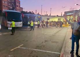 Kenneth Martínez, este martes, junto a los buses en la estación de Sant Vicenç de Calders. Foto: Cedida