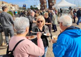 La degustación popular ha tenido lugar junto a las Escales Reials del Port de Cambrils. Foto: Alfredo González