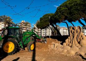 Las máquinas trabajan este jueves por la mañana en la destrucción del pesebre. Foto: Alba Mariné