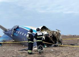 Miembros de los servicios de emergencias trabajan en el rescate de pasajeros de un avión que se estrelló cuando cubría la ruta entre la capital azerbaiyana, Bakú, y la ciudad rusa de Grozni, este miércoles. Al menos 28 personas ha sobrevivido, informaron fuentes locales. Foto: EFE