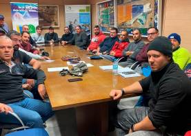 Reunión de los pescadores de la cofradía de Tarragona este jueves por la mañana. Foto: Joel Medina Romero