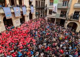 Imatge de la plaça del Blat de Valls plena per la Diada. Foto: Àngel Ullate