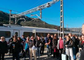 Viajeros esperando en la estación de Salomó. Foto: DT