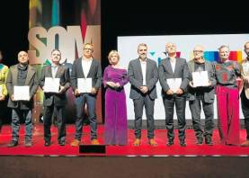 Los premiados de la edición pasada, con la presidenta de la Diputació de Tarragona, Noemí Llauradó, y el presidente del Patronat de Turisme, Carlos Brull (centro). Foto: Pere Ferré