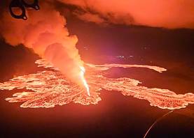 El volcán en erupción. Foto: EFE