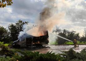 Un bombero intenta apagar las llamas del camión. Foto: I.Alcalà