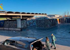 Dos agentes de la Guardia Civil con los residuos. Foto: Guardia Civil