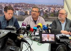 Pedro Carmona de CCOO, José Martín Carrasco de la FAVT, y Joan Llort de UGT, esta mañana, anunciando la protesta del martes. Foto: Àngel Ullate