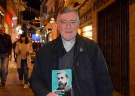 Armand Puig, al carrer Major de Reus amb el seu nou llibre sobre la vida i l’obra de l’arquitecte Antoni Gaudí. Foto: Agència Flama