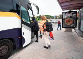 Usuarios suben en Altafulla al bus habilitado por el corte de vías. Foto: Marc Bosch