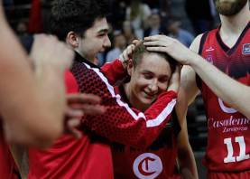 Josep Fermí Cera felicitado por los jugadores del Basket Zaragoza el día de su debut en la ACB. Foto: Casademont Zaragoza