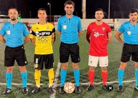 Sánchez Ejea, en el centro de la imagen, junto a sus asistentes y los capitanes del Atlètic Roda de Barà y el CE Manresa.