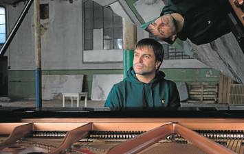 El cantante y pianinsta barcelonés Manu Guix con su piano. Foto: Cedida