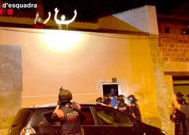 Imatge de l’operació policial al barri de les Quintanes per detenir els sospitosos. Foto: Mossos d’Esquadra