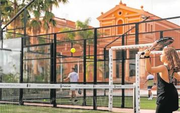 Una de las pistas de pádel frente al palacete de Mas Sedó. Foto: Mas Sedó