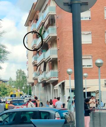 $!El niño ha caído desde una altura de unos 10 metros. Dentro del círculo, el balcón del tercer piso desde donde se ha precipitado. Foto: I.A.