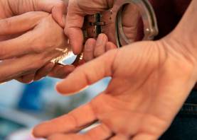 Imagen de archivo de una persona detenida por Mossos. Foto: CME