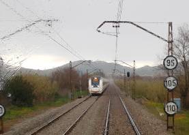 Un tren circulando bajo la lluvia. Foto: Renfe