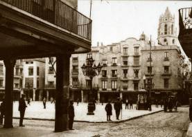 La cantonada del Mercadal amb els carrers de Monterols i de la Galera, vista des de ‘La Maravilla’, als anys trenta. foto: amadeu valveny fuguet/CIMIR