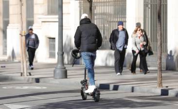 Un joven circula en patinete por Tarragona. Foto: Pere Ferré