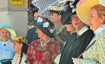 Algunas señoras vestidas de época en la plaza del Mercadal este pasado fin de semana, en el marco de la II ‘Reus 1900. Festa Modernista’. Foto: Alfredo González