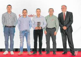 Domi González, Jordi Torres, Marçal Ferré y Basilio Hervás, de Sosciathlon, recogieron el premio. Foto: FCE